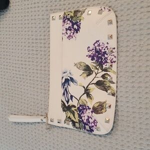 White House Black Market Hydrangea beautiful wristlet NWOT